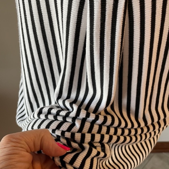 Anthropologie W5 cold shoulder women’s top. Striped High low pleat back Size L - Picture 4 of 11